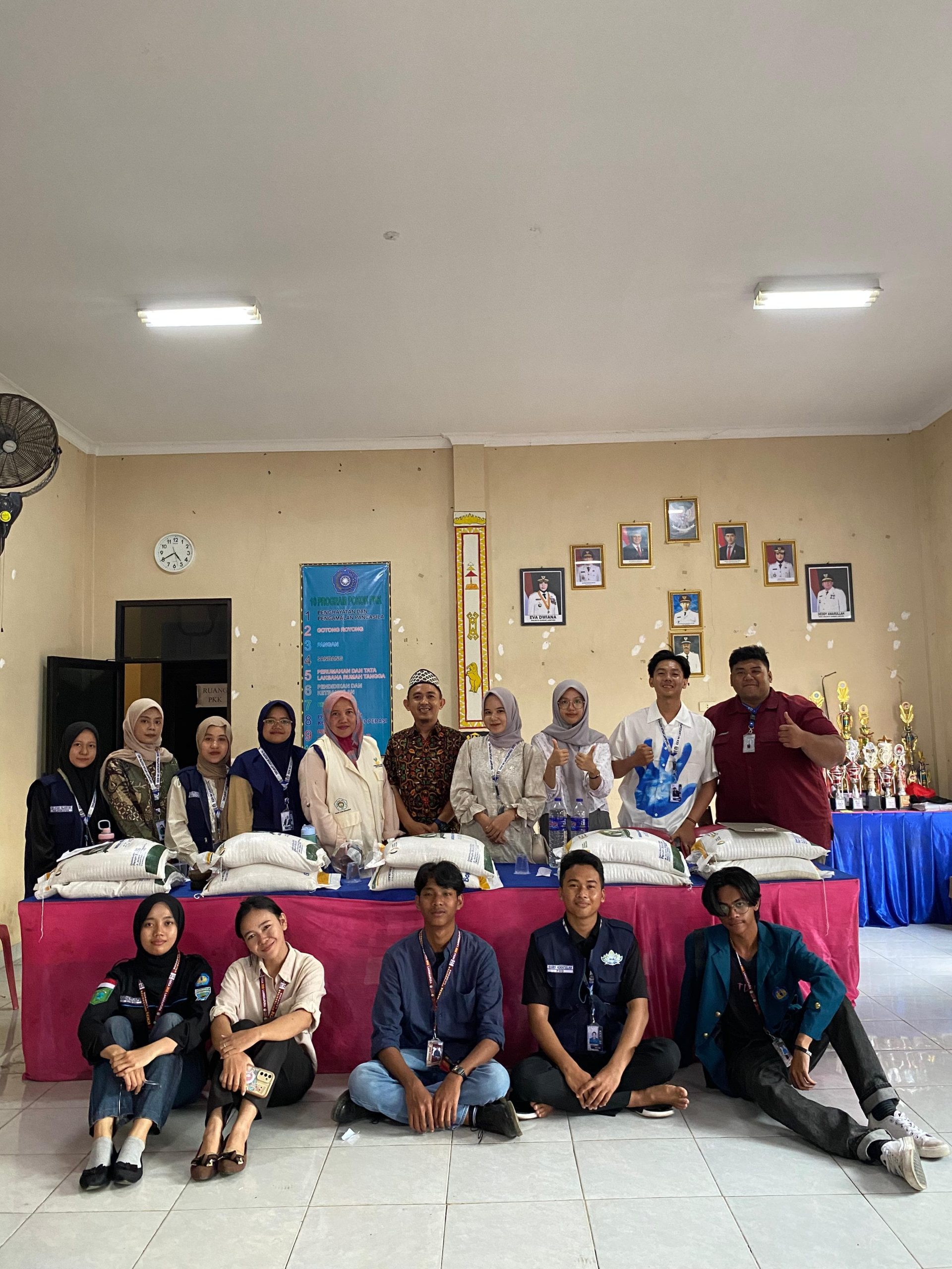 Mahasiswa KKN Bantu Proses Pendaftaran Penerimaan Bantuan Beras di Kelurahan Langkapura