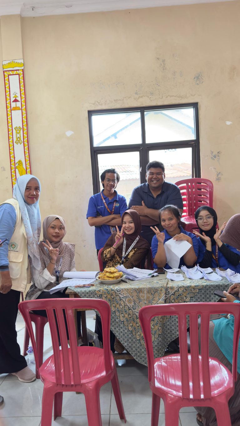 Hari Kedua Mahasiswa KKN Aktif Membantu Penyaluran Bantuan Pangan Beras di Kelurahan