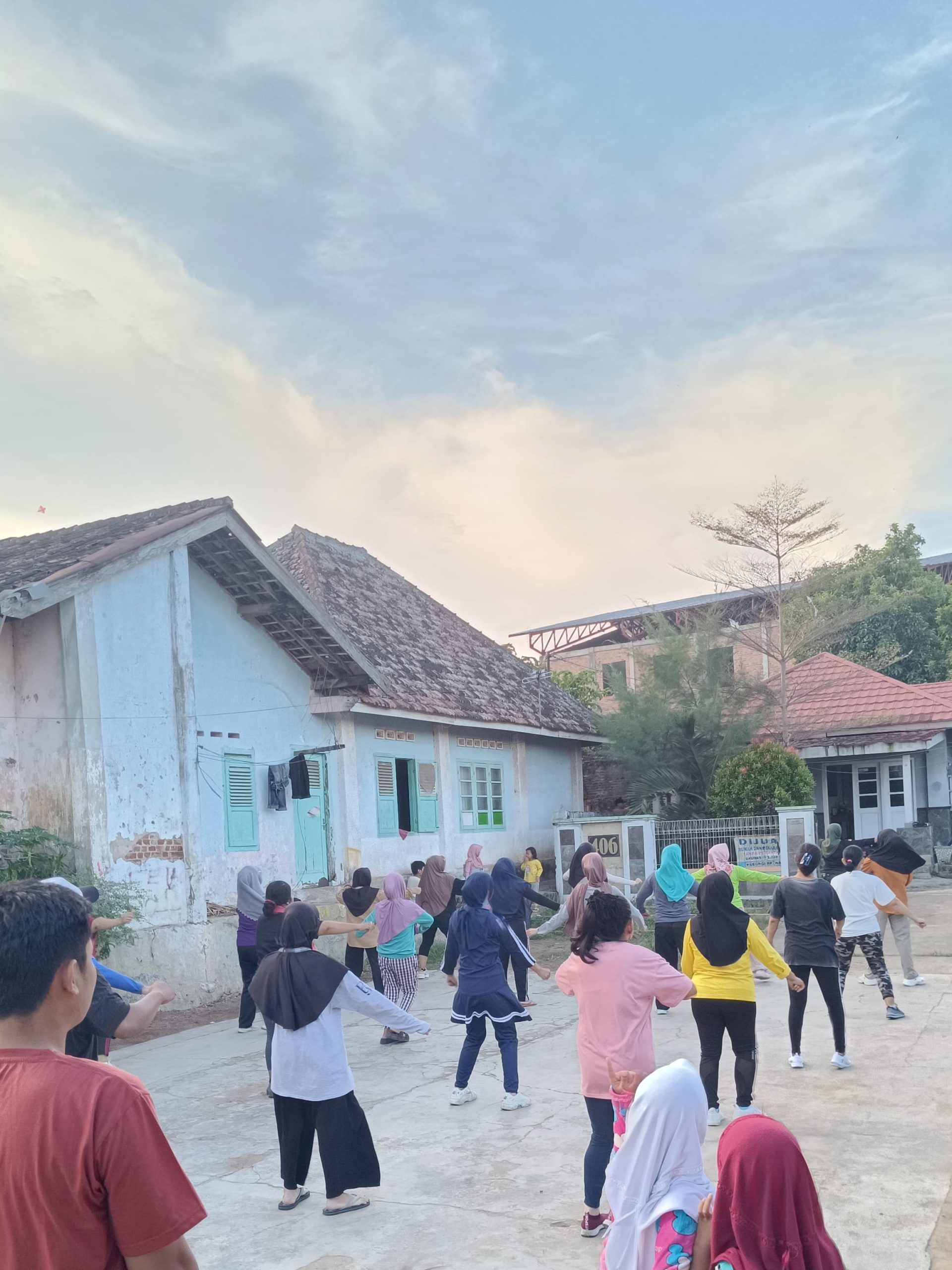 RUTINITAS SEHAT: MAHASISWA KKN UNILA IKUTI SENAM SORE BERSAMA WARGA PASIR GINTUNG