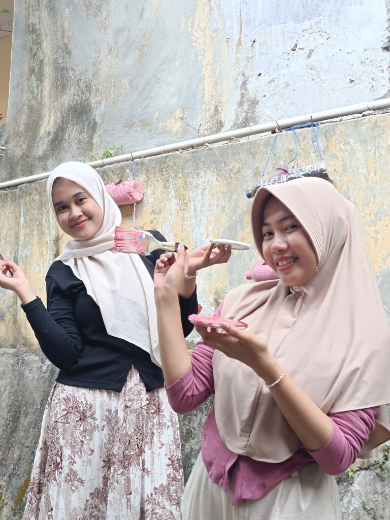 MAHASISWA KKN UNILA CIPTAKAN RUANG TERBUKA HIJAU DENGAN TANAMAN GANTUNG DARI BOTOL BEKAS