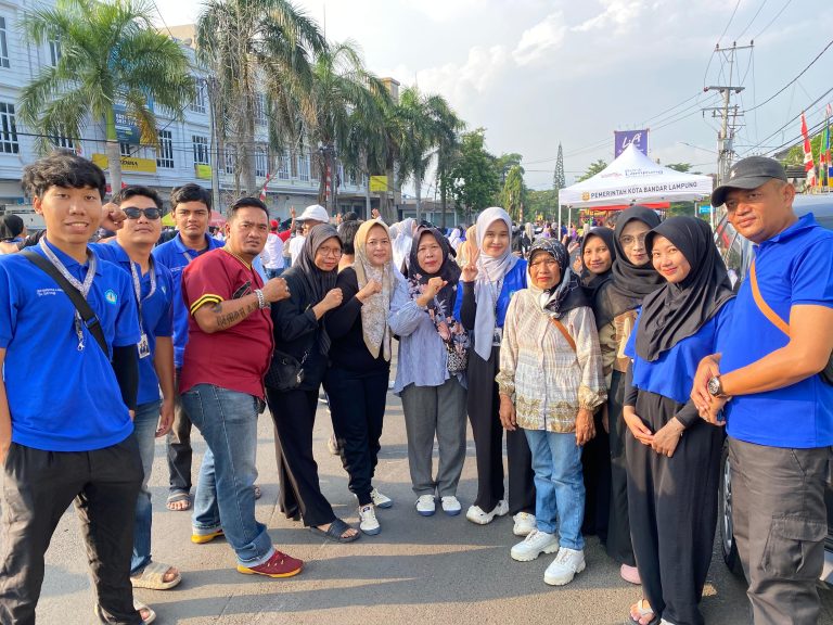 MAHASISWA KKN UNILA IKUTI SENAM BERSAMA DENGAN WARGA PASIR GINTUNG DI TAMAN UMKM BUNG KARNO