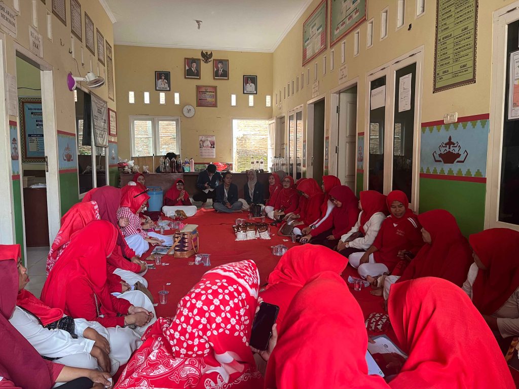 Mahasiswa KKN Kampung Baru mengikuti arisan ibu-ibu PKK Kelurahan Kampung Baru sebagai bagian dari kebersamaan dengan masyarakat.