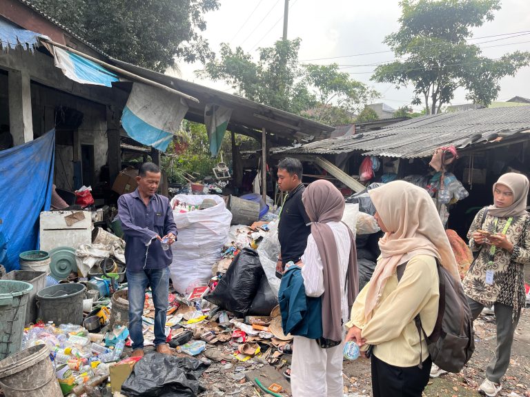 Foto Gudang Rongsok