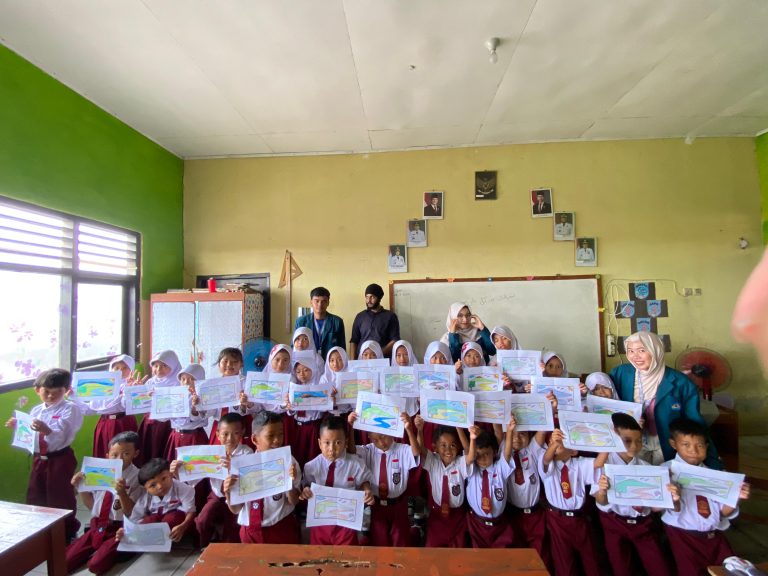 MAHASISWA KKN UNILA KELURAHAN PASIR GITUNG GELAR LOMBA MEWARNAI DI SDN PASIR GINTUNG 1