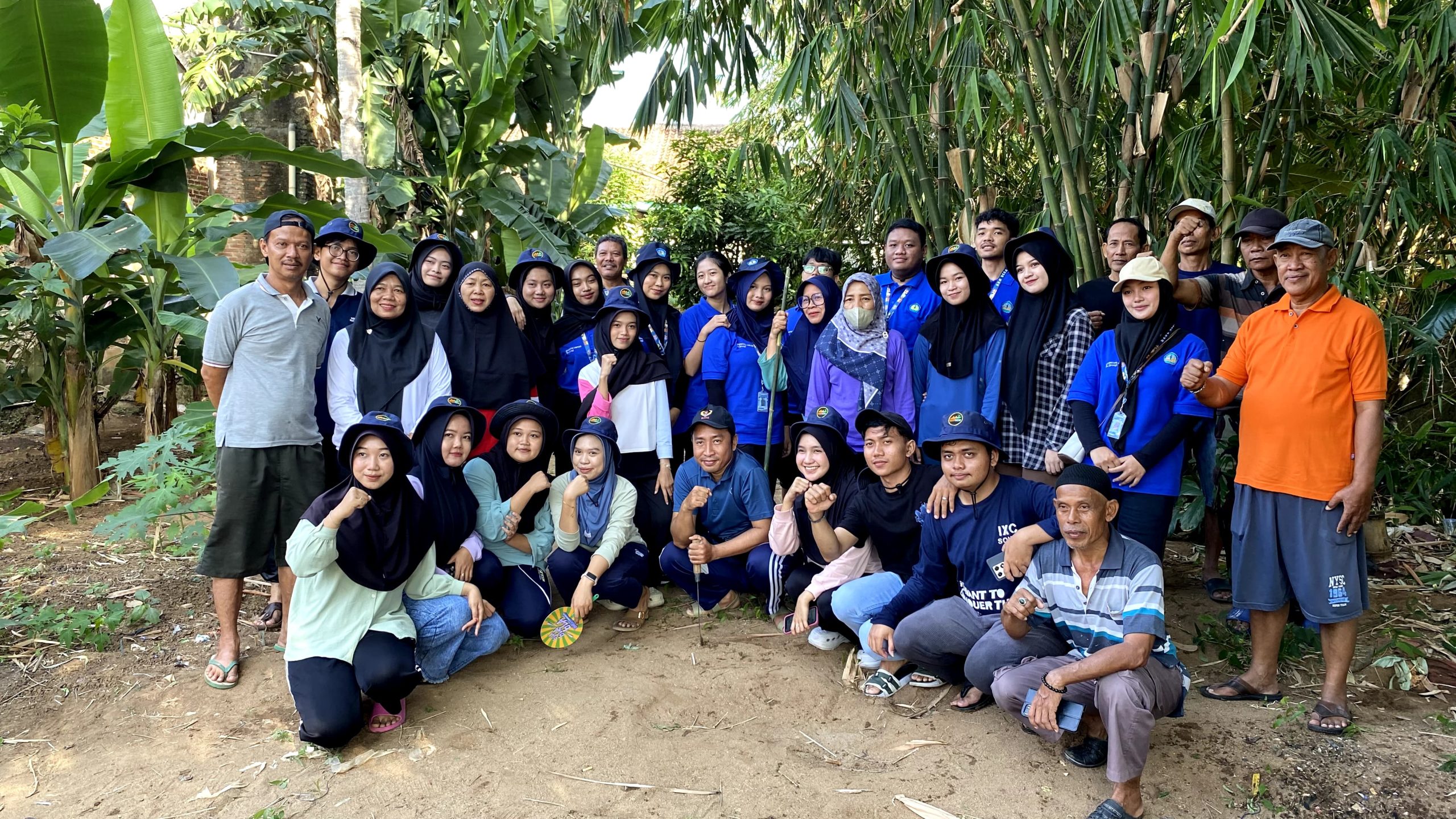 Jumat bersih bersama warga Sukamenanti dan Mahasiswa KKN Uin RIL