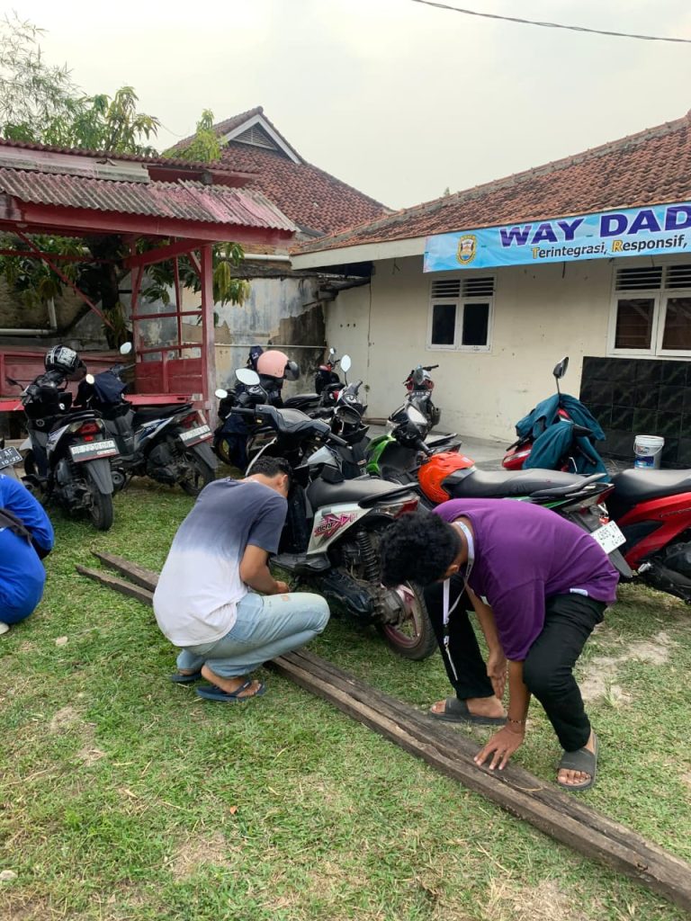 MEMBERSIHKAN KELURAHAN