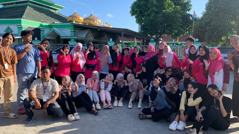 Jalin Kebersamaan, Mahasiswa KKN Unila Ikuti Senam Pagi Bersama Lansia di Posyandu Kelurahan Perumnas Way Halim