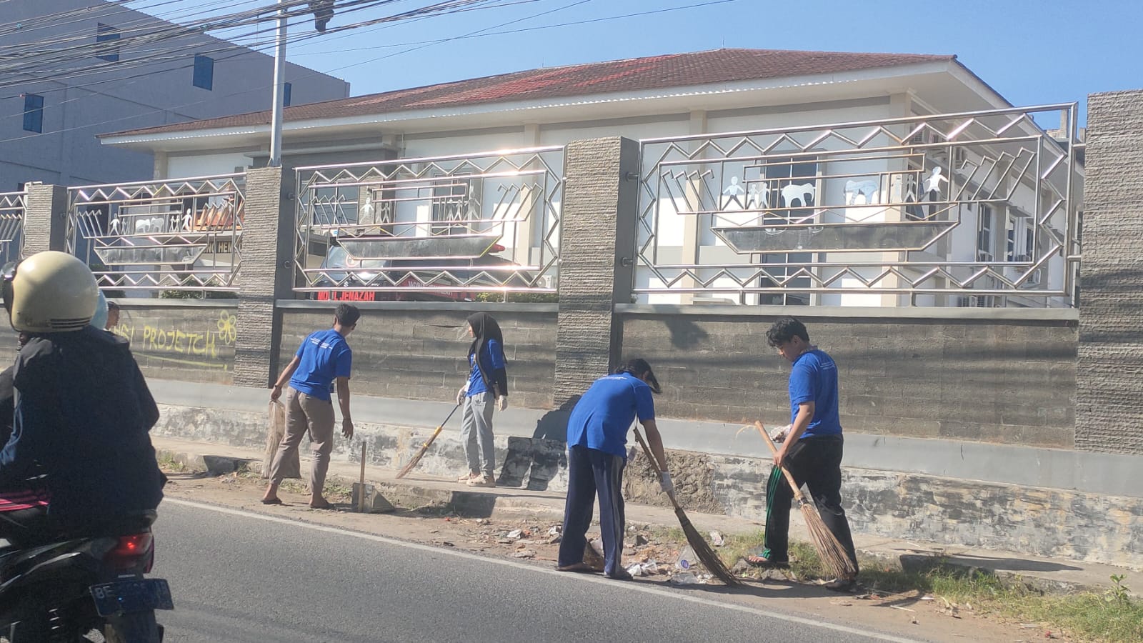 Dokumentasi Minggu Bersih Kelompok KKN Penengahan Raya
