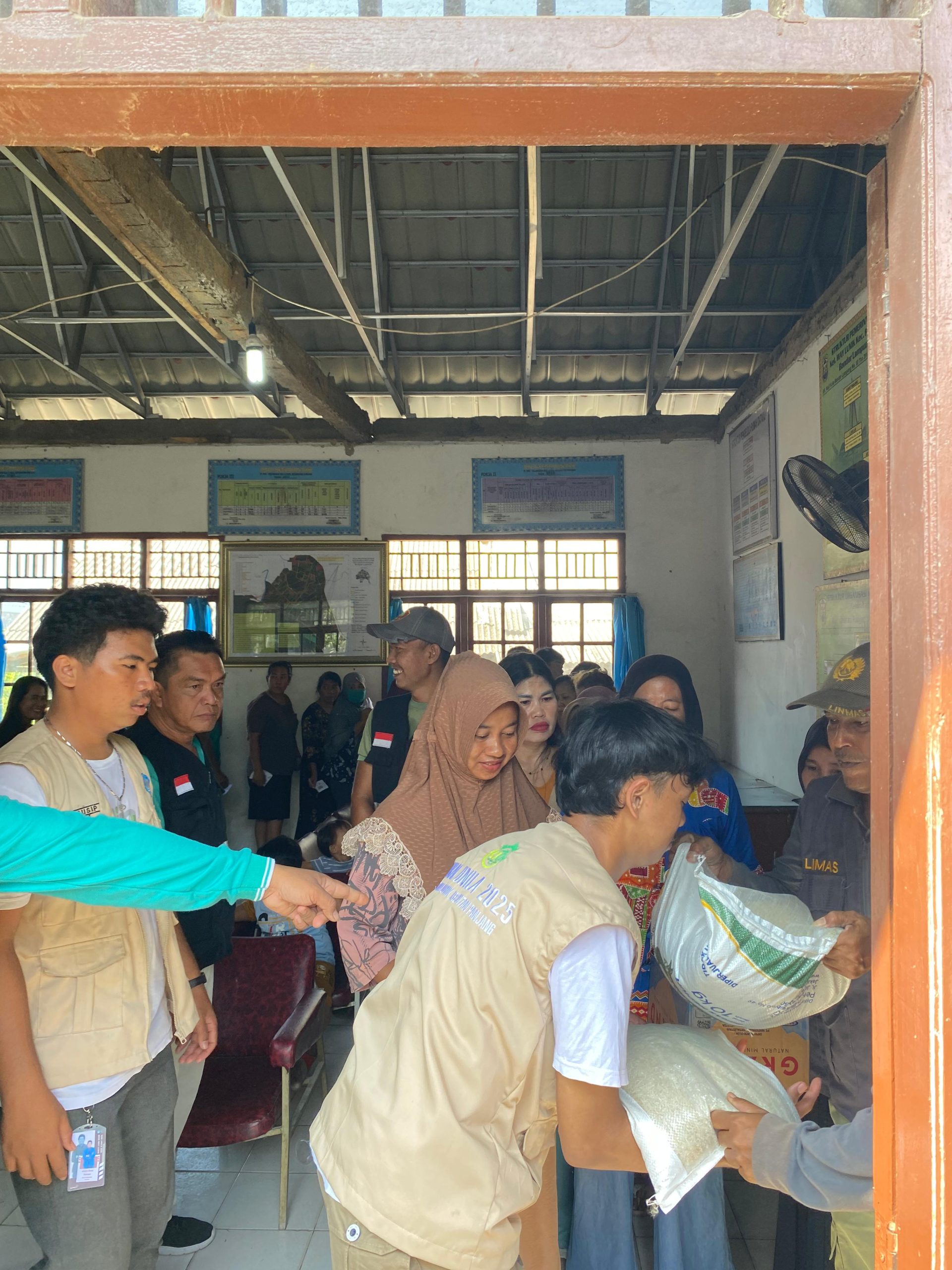 Membantu Pembagian Beras