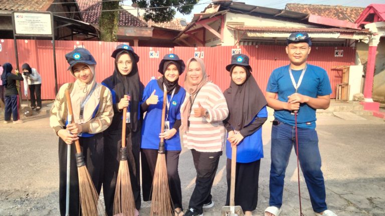 MAHASISWA KKN UNILA IKUTI JUMAT BERSIH DI Jl. MANGGA, PASIR GINTUNG.