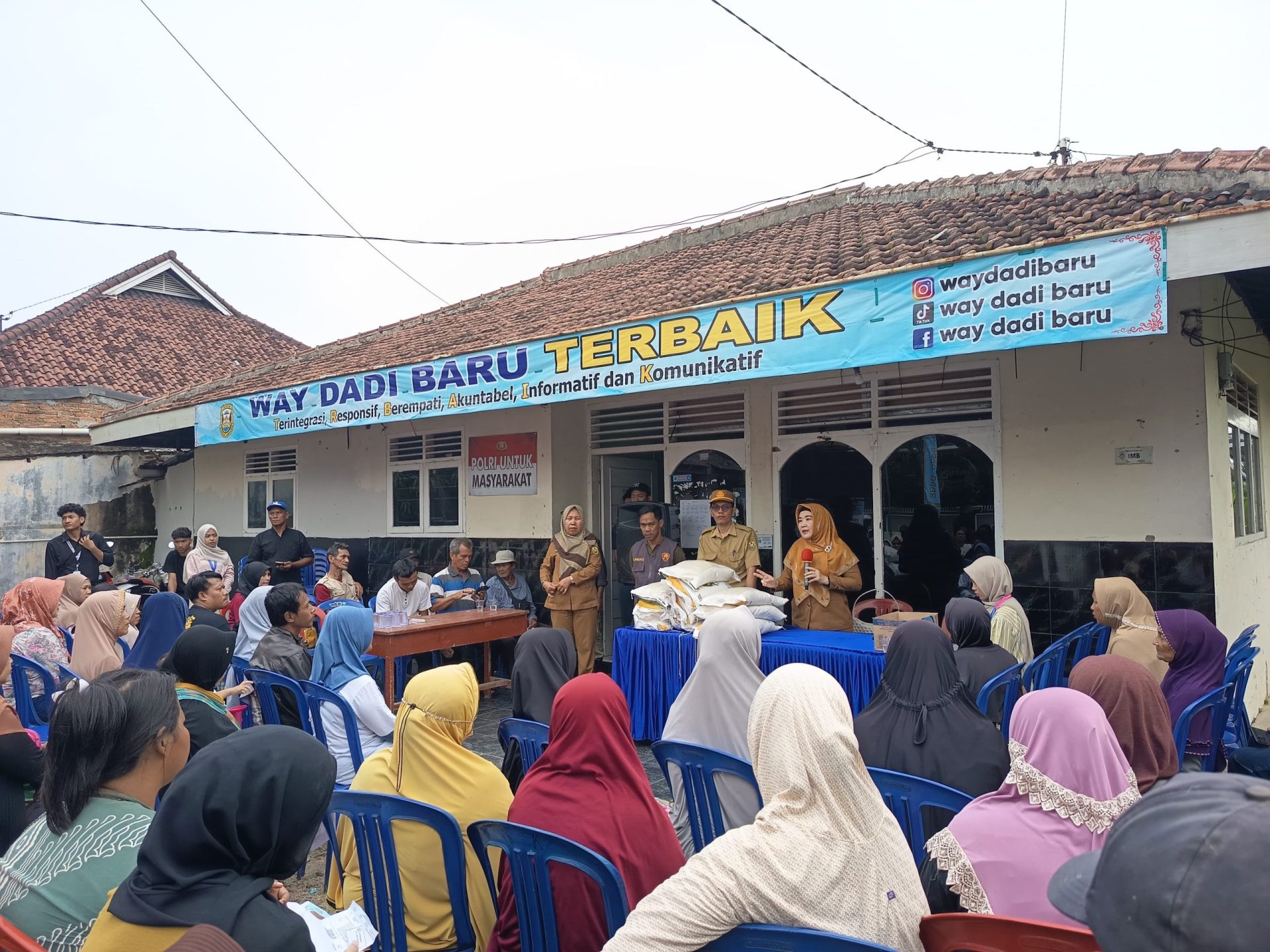 Foto Pembagian Beras di Kelurahan Way Dadi Baru