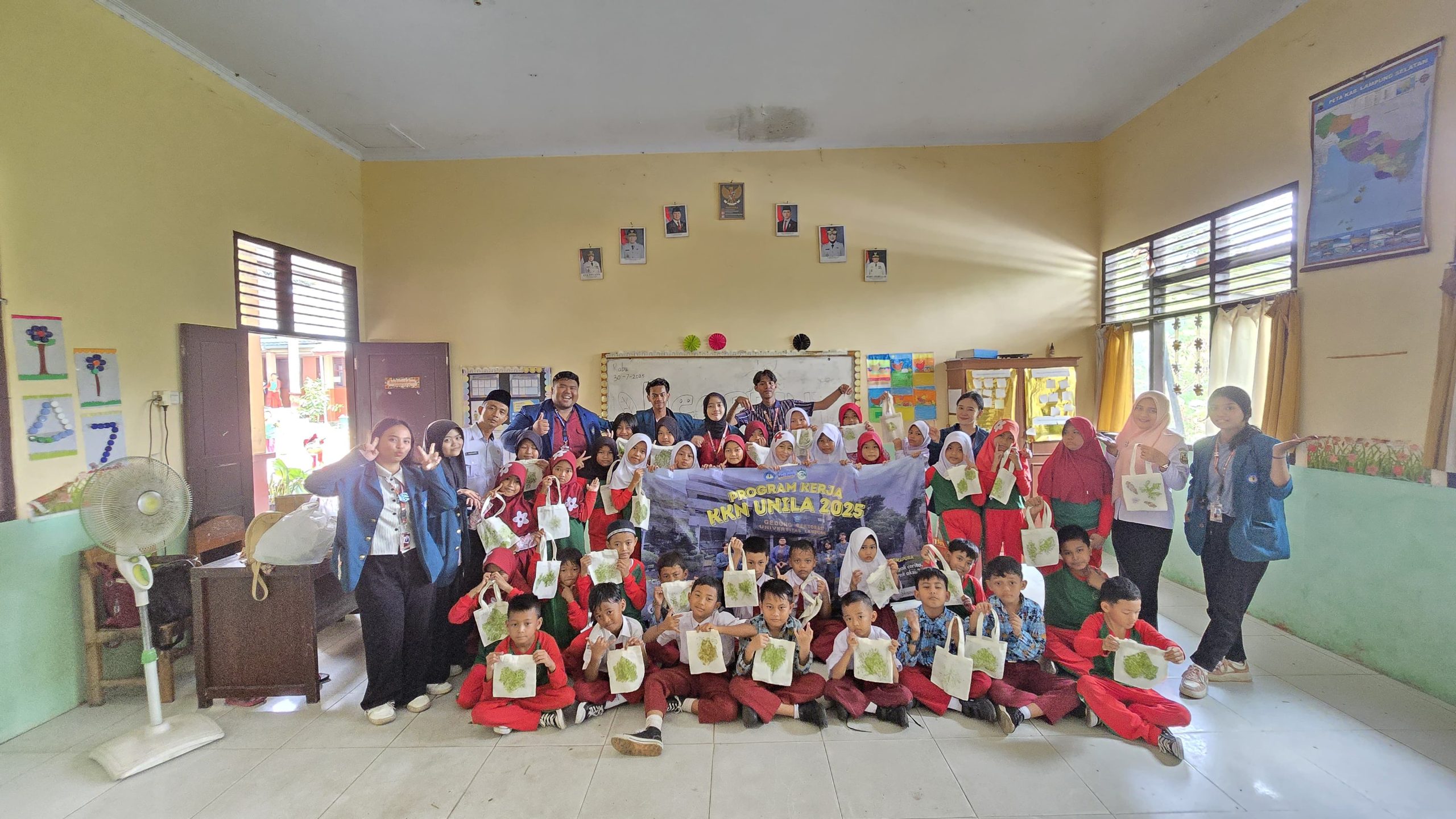 Kreatif dan Ramah Lingkungan, Mahasiswa KKN Gelar Sosialisasi dan Pembuatan Ecoprint di SD Negeri 2 Langkapura