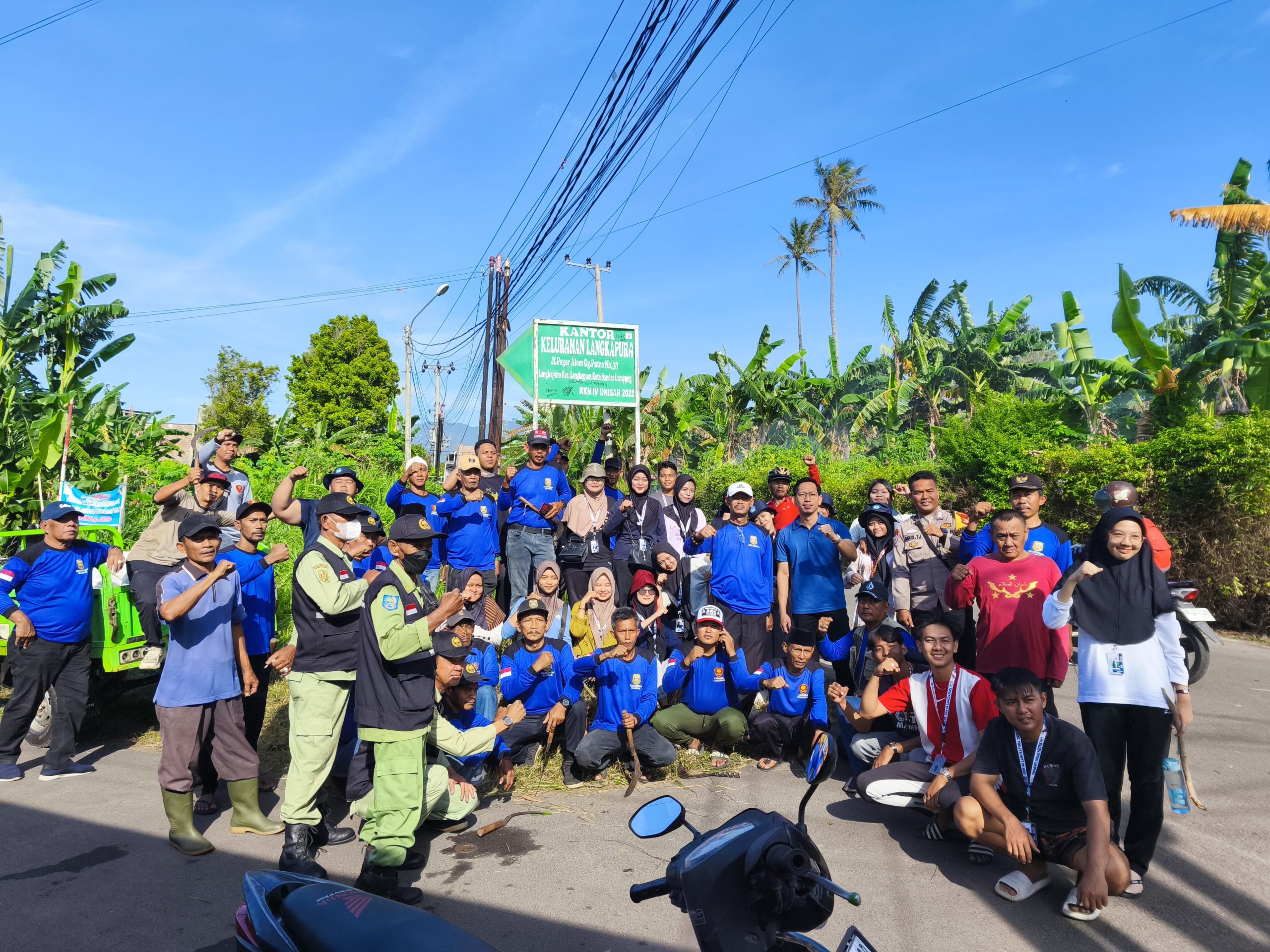 Kebersamaan Mahasiswa KKN Universitas Lampung: Gotong Royong Satu Kelurahan dan Survei Sekolah Dasar
