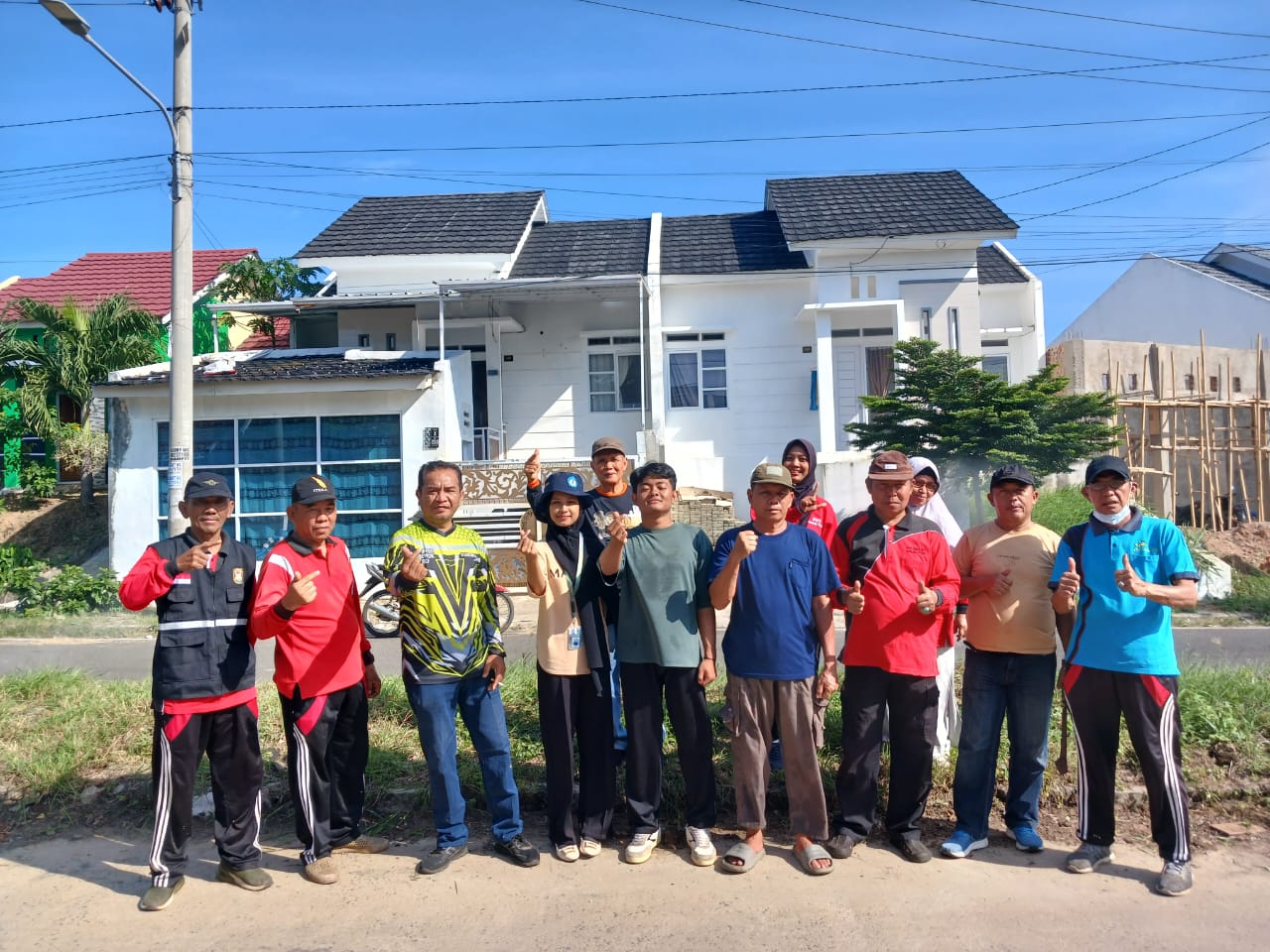 Kolaborasi Peduli Lingkungan: Mahasiswa KKN Unila, Lurah, dan Ketua Lingkungan Bersatu dalam Aksi Jumat Bersih di Kemiling Permai
