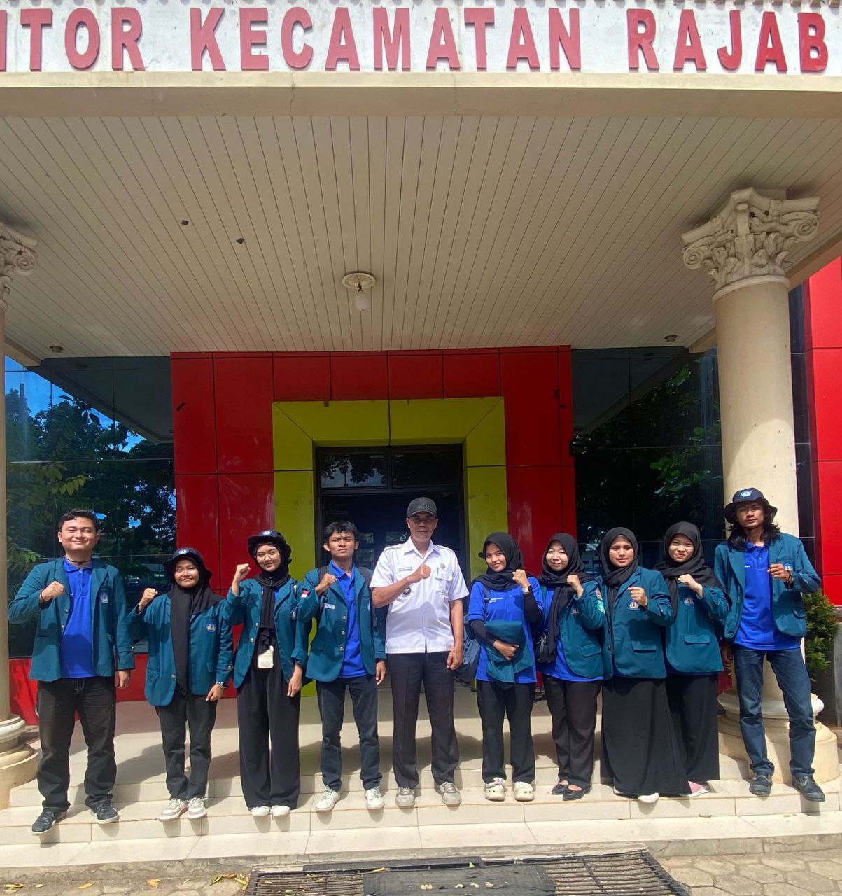 KKN Rajabasa Raya Berfoto bersama Lurah Rajabasa Raya