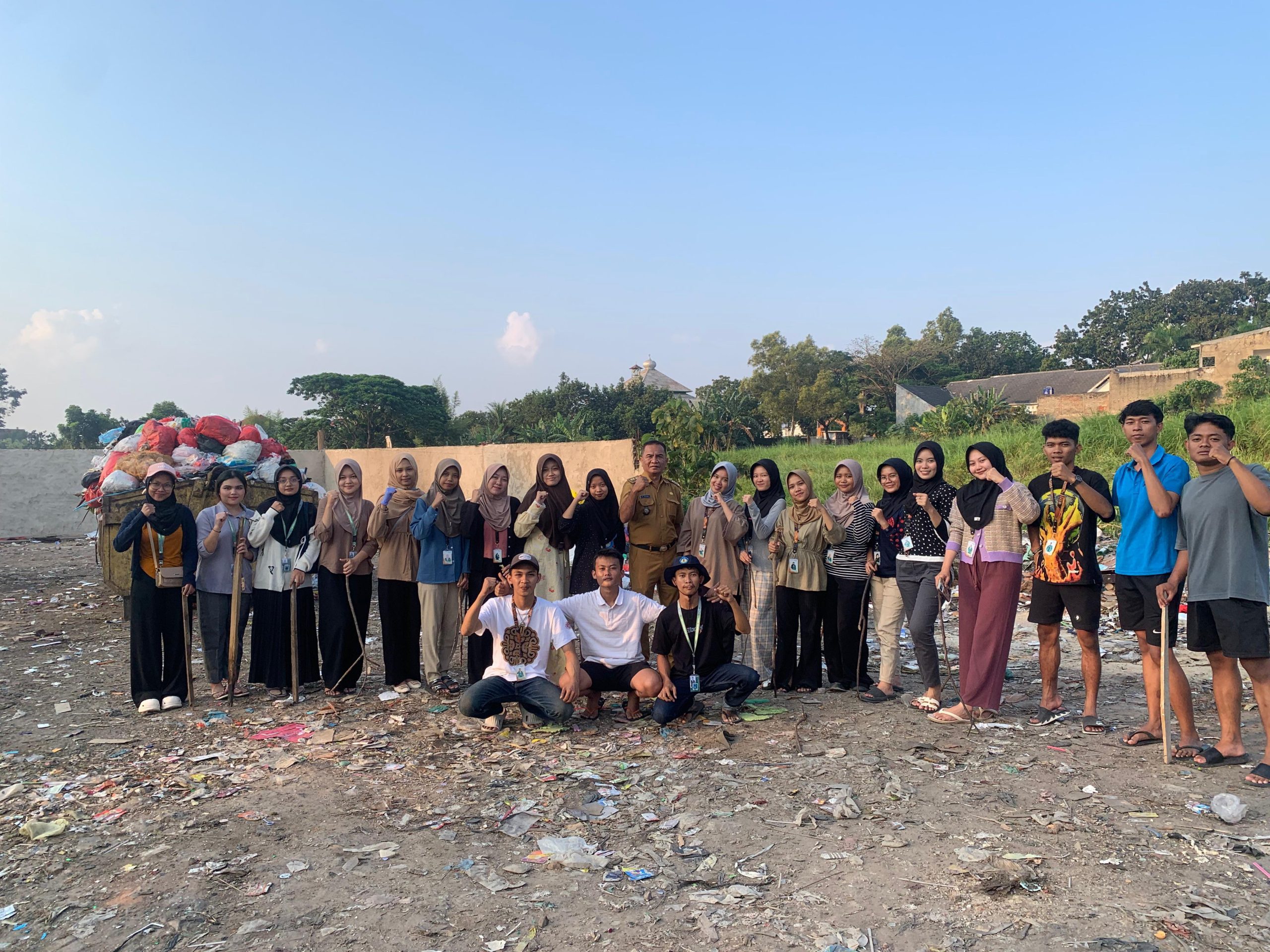 Cermati Kondisi dan Potensi Perbaikan, mahasiswa KKN Unila tinjau langsung Lokasi TPA Kemiling Permai