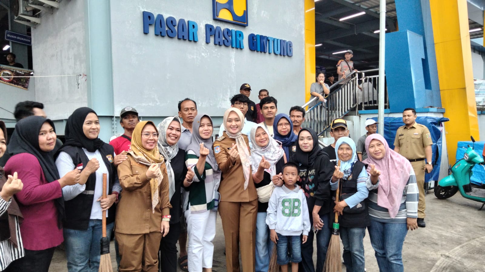 AKSI BERSIH-BERSIH UNTUK CEGAH BANJIR DI PASIR GINTUNG, MAHASISWA KKN UNILA TURUT DAMPINGI WARGA