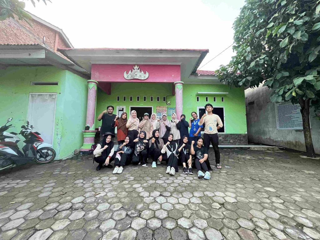 Mahasiswa KKN Kampung Baru mengikuti senam rutin bersama ibu-ibu PKK Kelurahan Kampung Baru.