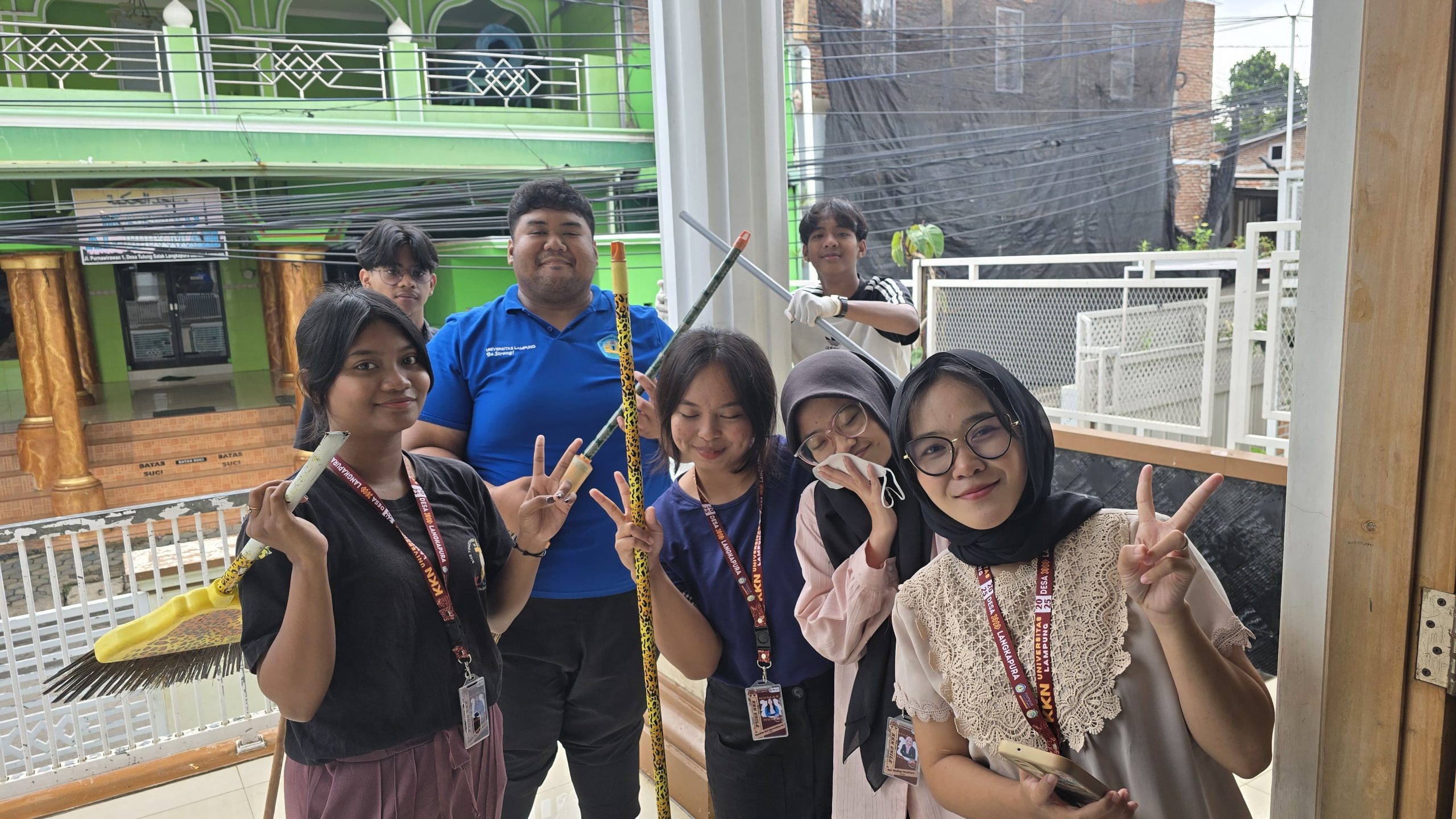 Mahasiswa KKN Lakukan Kerja Bakti Bersihkan Taman Pendidikan Al-Qur’an Al-Hikmah