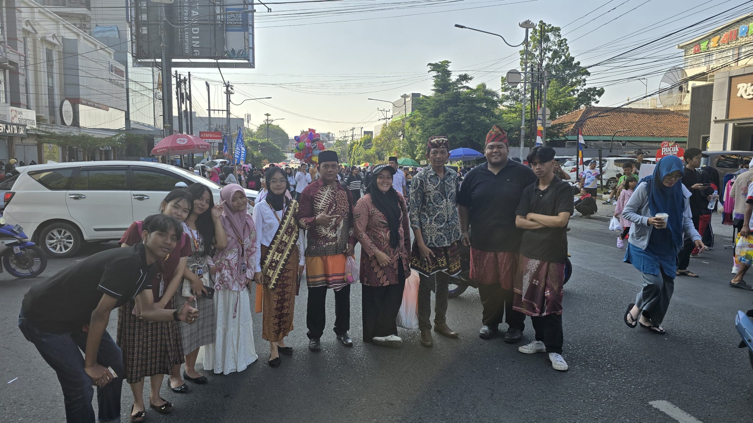 Mahasiswa KKN Meriahkan Pawai Budaya Tari Ngigel di Kawasan Tugu Adipura