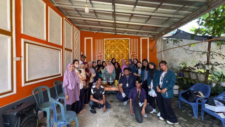 Mahasiswa KKN Gelar Demonstrasi Pembuatan Ecoenzim Bersama Ibu-Ibu RT 003