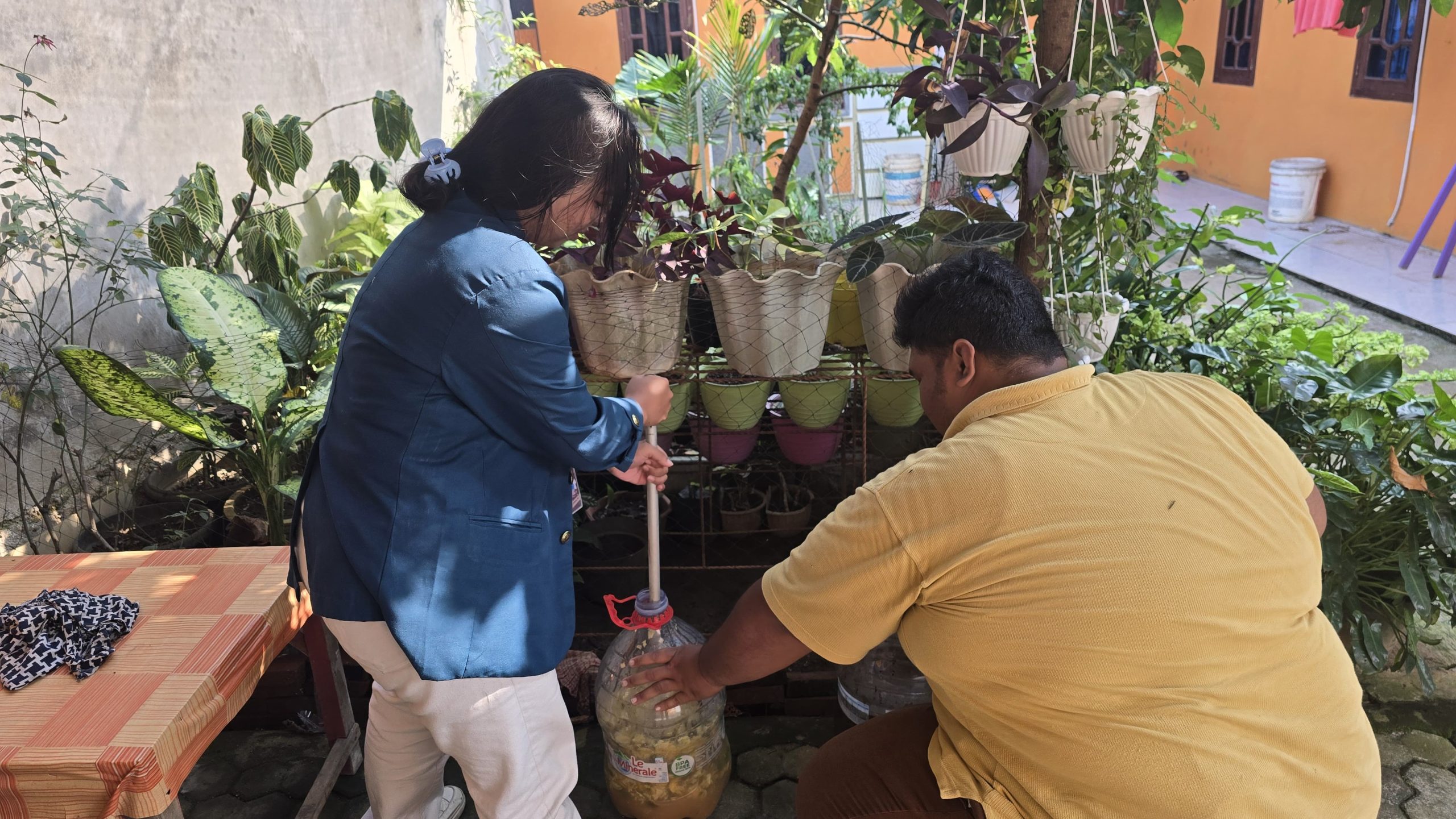 Mahasiswa KKN Lakukan Kontrol Rutin Harian Program Kerja Ecoenzim