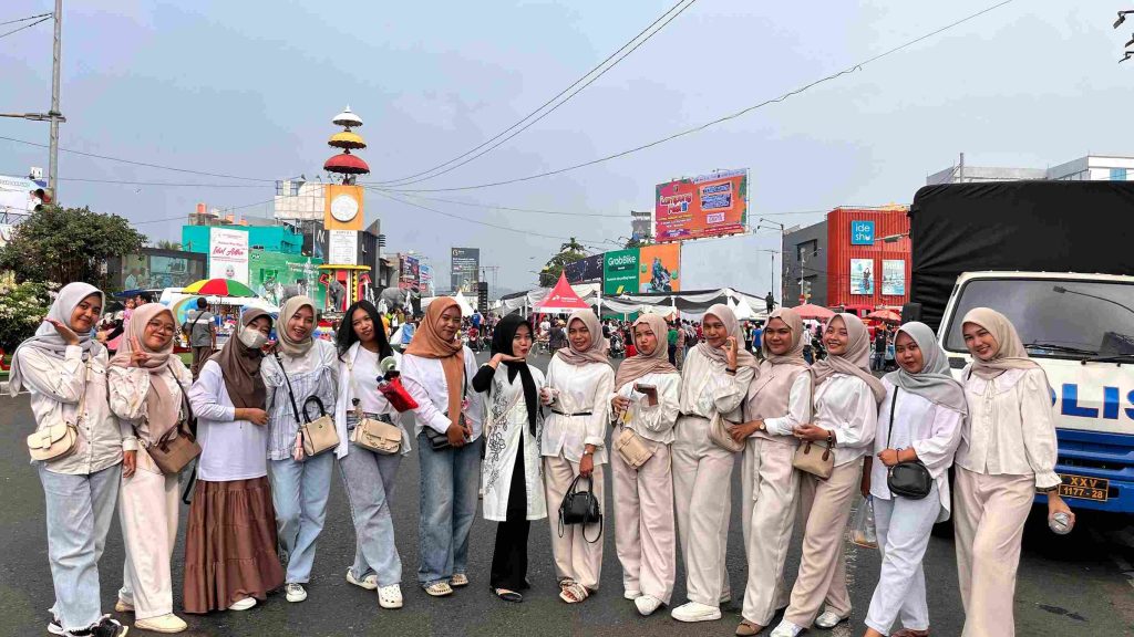 Mahasiswa KKN Kampung Baru menghadiri Car Free Day di Tugu Adipura Bandar Lampung yang mencatatkan Rekor MURI Dunia.