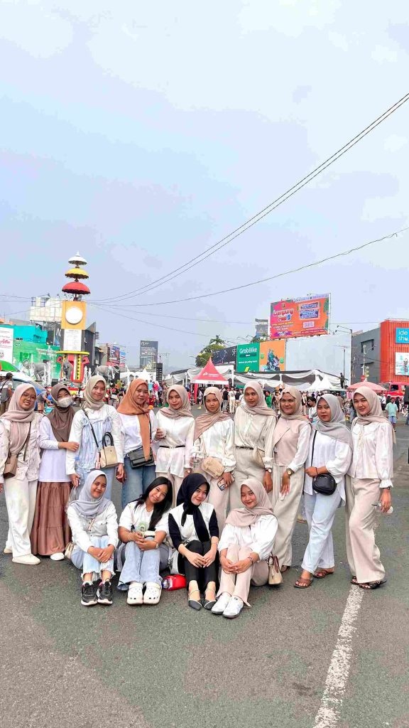 Mahasiswa KKN Kampung Baru menghadiri Car Free Day di Tugu Adipura Bandar Lampung yang mencatatkan Rekor MURI Dunia.