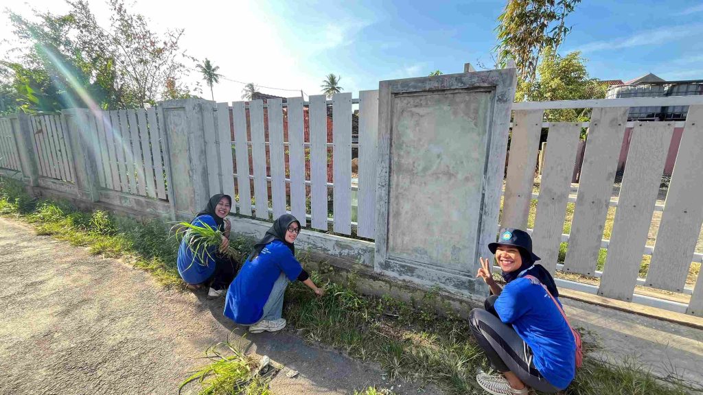Mahasiswa KKN bersama perangkat Kelurahan Kampung Baru melakukan kegiatan bersih-bersih rutin di sekitar kantor kelurahan.