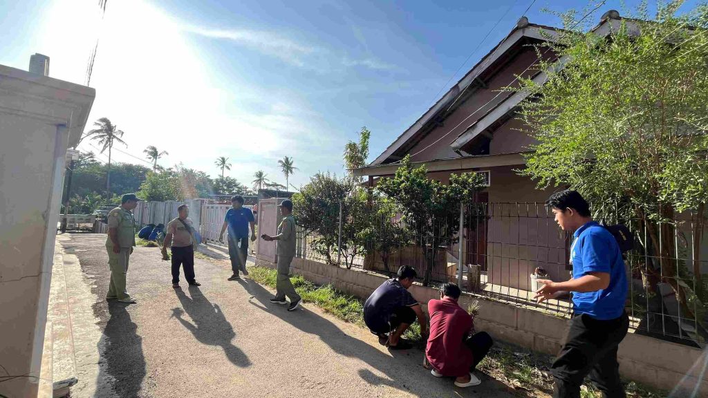 Mahasiswa KKN bersama perangkat Kelurahan Kampung Baru melakukan kegiatan bersih-bersih rutin di sekitar kantor kelurahan.