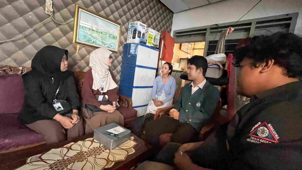 Mahasiswa KKN Kampung Baru melakukan audiensi dengan Ketua RT 03 Lingkungan I di kediamannya pada 19 Juli 2025 untuk pemetaan kebutuhan wilayah.