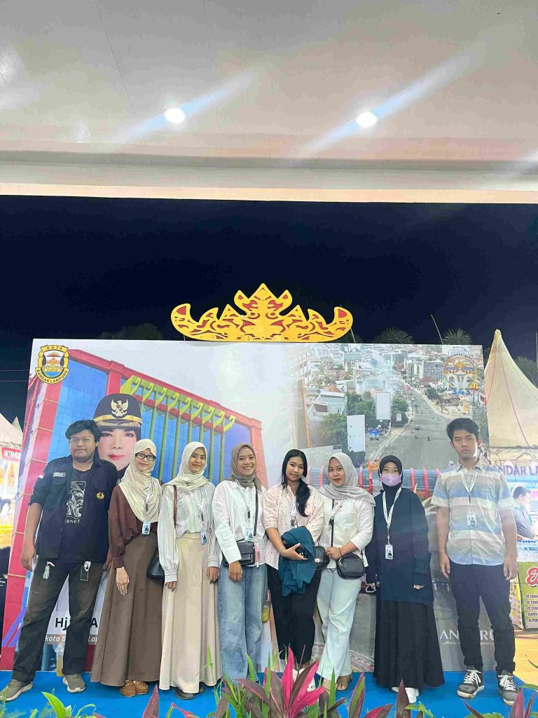 Mahasiswa KKN Kampung Baru menghadiri penutupan Expo HUT ke-343 Kota Bandar Lampung pada 19 Juli 2025, menyaksikan pameran dan pertunjukan budaya Lampung.