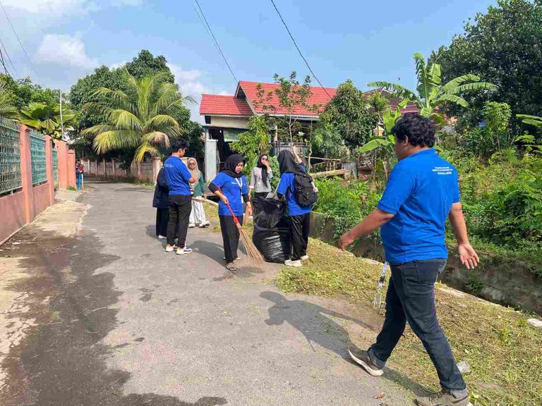 Mahasiswa KKN UNILA dan UIN RIL bersama perangkat kelurahan serta warga RW 02 membersihkan lingkungan pada 22 Juli 2025.