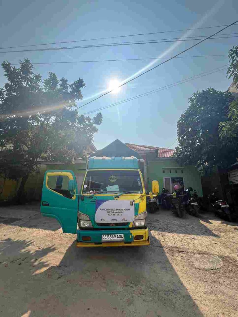 Mahasiswa KKN membantu perangkat Kelurahan Kampung Baru dalam distribusi beras bantuan kepada warga.