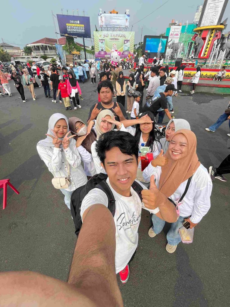 Mahasiswa KKN Kampung Baru menghadiri Car Free Day di Tugu Adipura Bandar Lampung yang mencatatkan Rekor MURI Dunia.