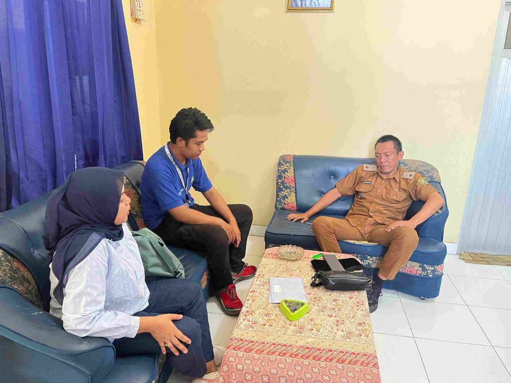 Dosen Pembimbing Lapangan melakukan monitoring program kerja mahasiswa KKN Kampung Baru.