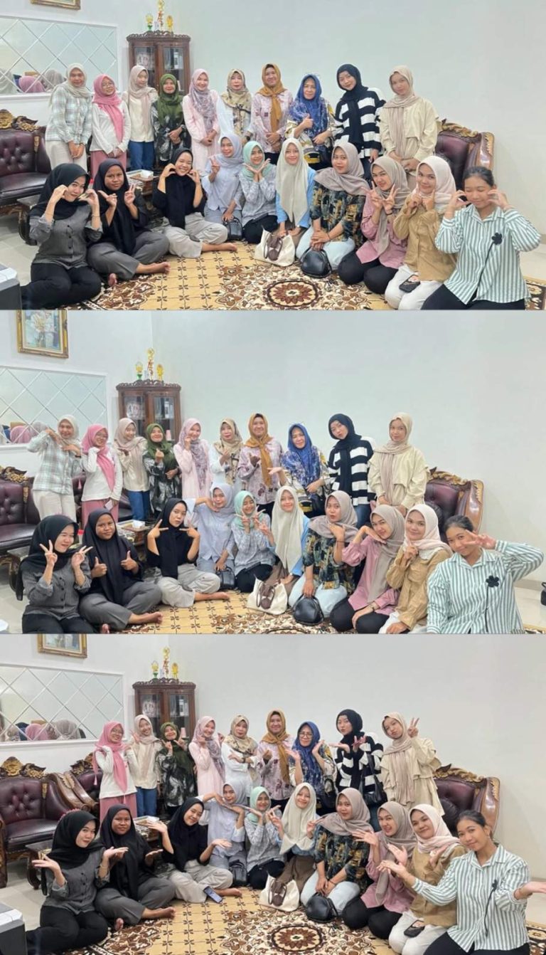 Mahasiswa KKN Kampung Baru bersilaturahmi dan makan bersama di rumah Bapak Lurah Kelurahan Kampung Baru.