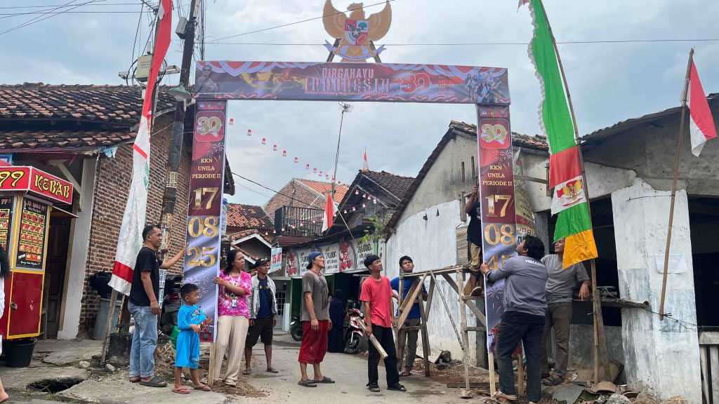 Mahasiswa KKN Kampung Baru bersama warga RT 03 Lingkungan I membuat gapura HUT RI ke-80.