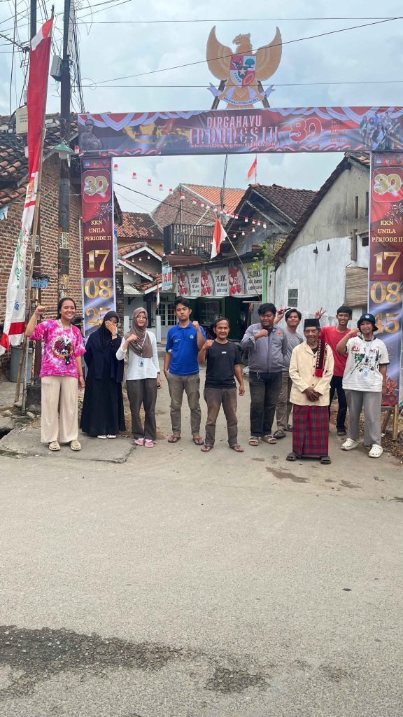Mahasiswa KKN Kampung Baru bersama warga RT 03 Lingkungan I membuat gapura HUT RI ke-80.
