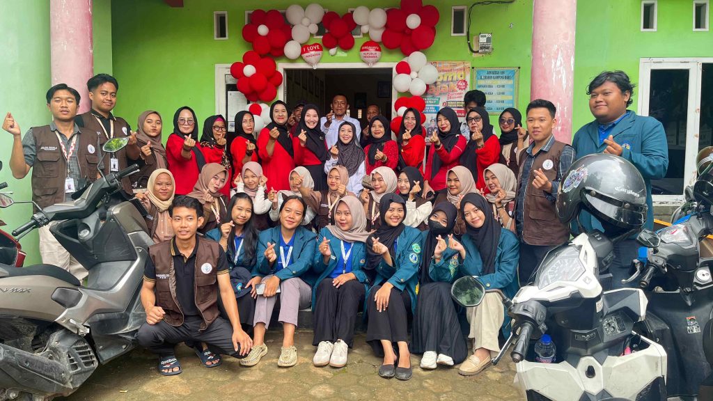 Sekelompok mahasiswa KKN UNILA berfoto bersama masyarakat di depan balai kelurahan Kampung Baru dengan hiasan balon merah putih.