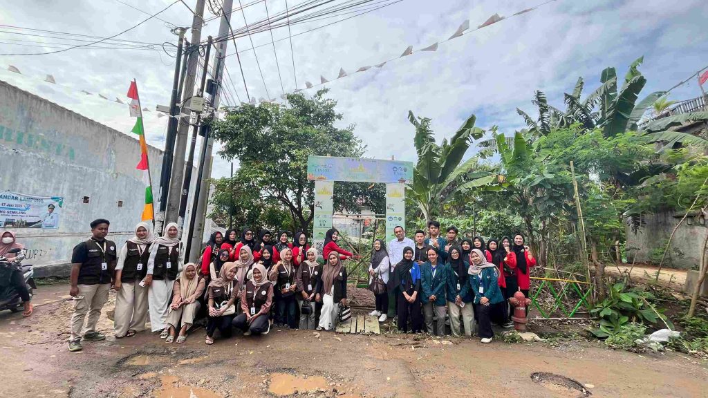 Mahasiswa KKN Kampung Baru bersama perangkat kelurahan mengesahkan Taman KWT dan TOGA di Kelurahan Kampung Baru pada 20 Agustus 2025.