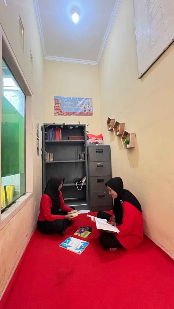 Mahasiswa KKN Kampung Baru membuat pos curhat di Kantor Kelurahan sebagai sarana warga menyampaikan aspirasi.