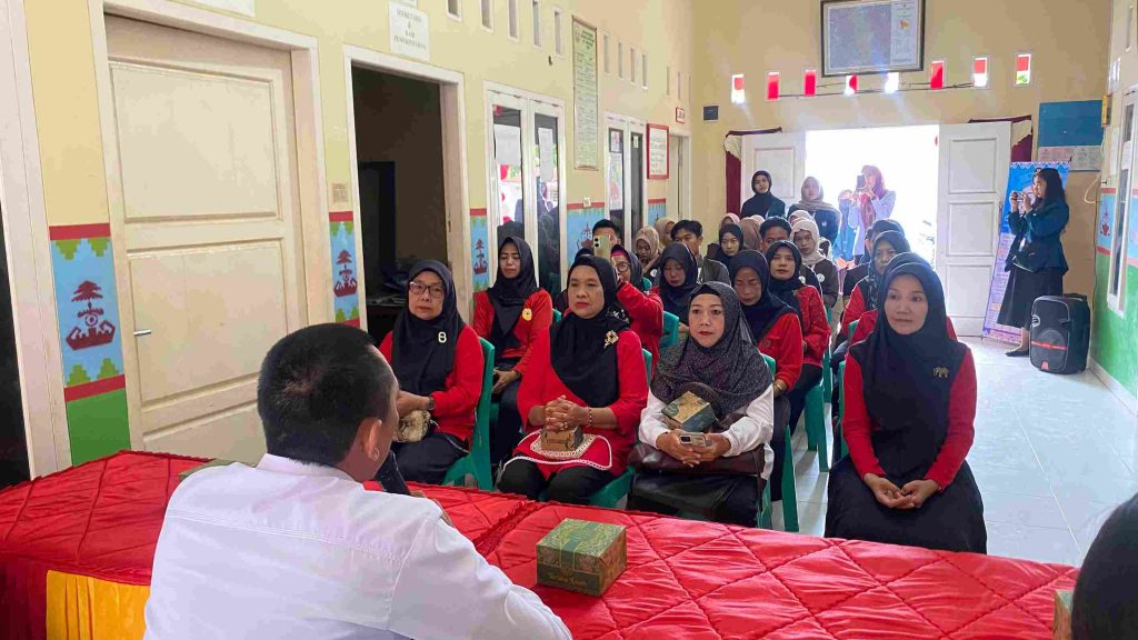 Mahasiswa KKN Kampung Baru bersama perangkat kelurahan mengesahkan Taman KWT dan TOGA di Kelurahan Kampung Baru pada 20 Agustus 2025.