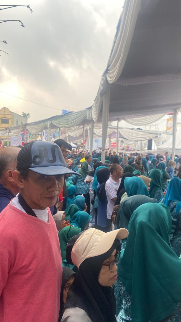 Mahasiswa KKN Kampung Baru menghadiri Car Free Day di Tugu Adipura Bandar Lampung yang mencatatkan Rekor MURI Dunia.