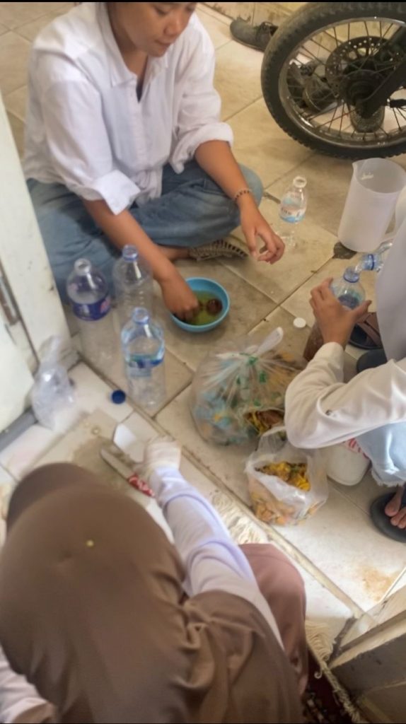 Mahasiswa KKN Kampung Baru membuat sampel ekoenzim dari sampah organik untuk dijadikan pupuk organik.