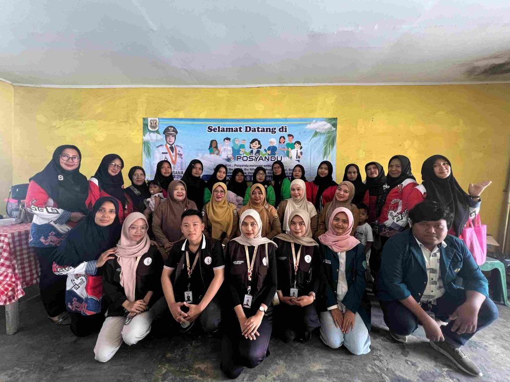 Mahasiswa KKN mendampingi kader Posyandu Lingkungan I dalam kegiatan penimbangan dan pencatatan kesehatan balita.