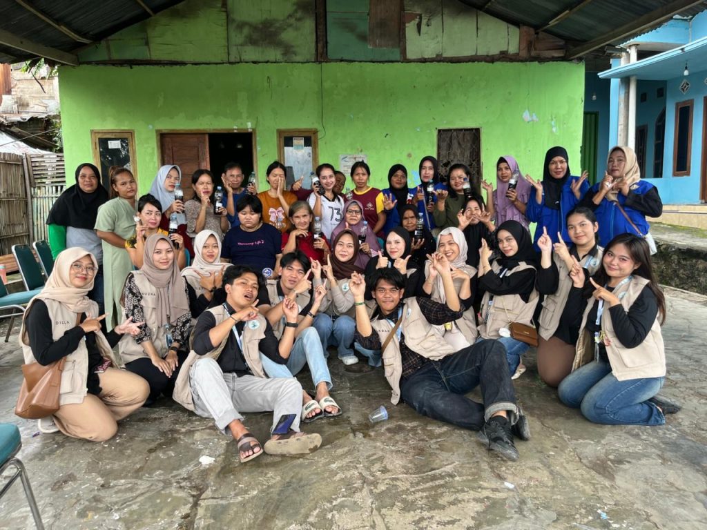 Current image: Mahasiswa KKN Desa Way Lunik 2 bersama warga Lingkungan 2 usai pelatihan pembuatan kompos dan eco-enzyme