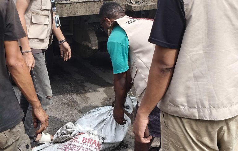 Mahasiswa KKN Desa Way Lunik 2 Universitas Lampung melakukan pengangkutan sampah bersama warga di depan SPBU Way Lunik.