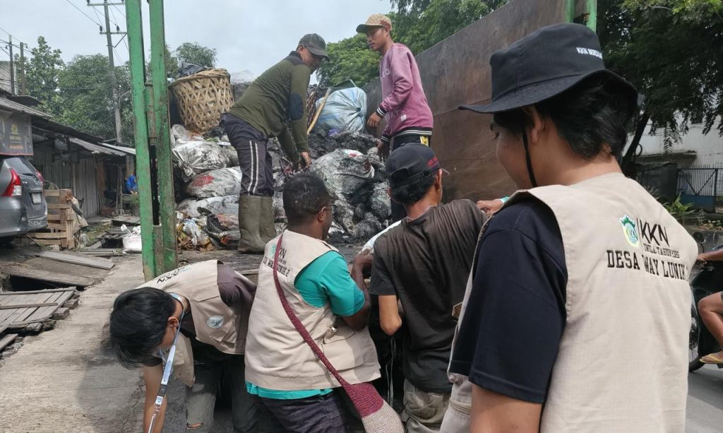 Current image: Lakukan Gotong Royong dan Pengangkutan Sampah di Way Lunik