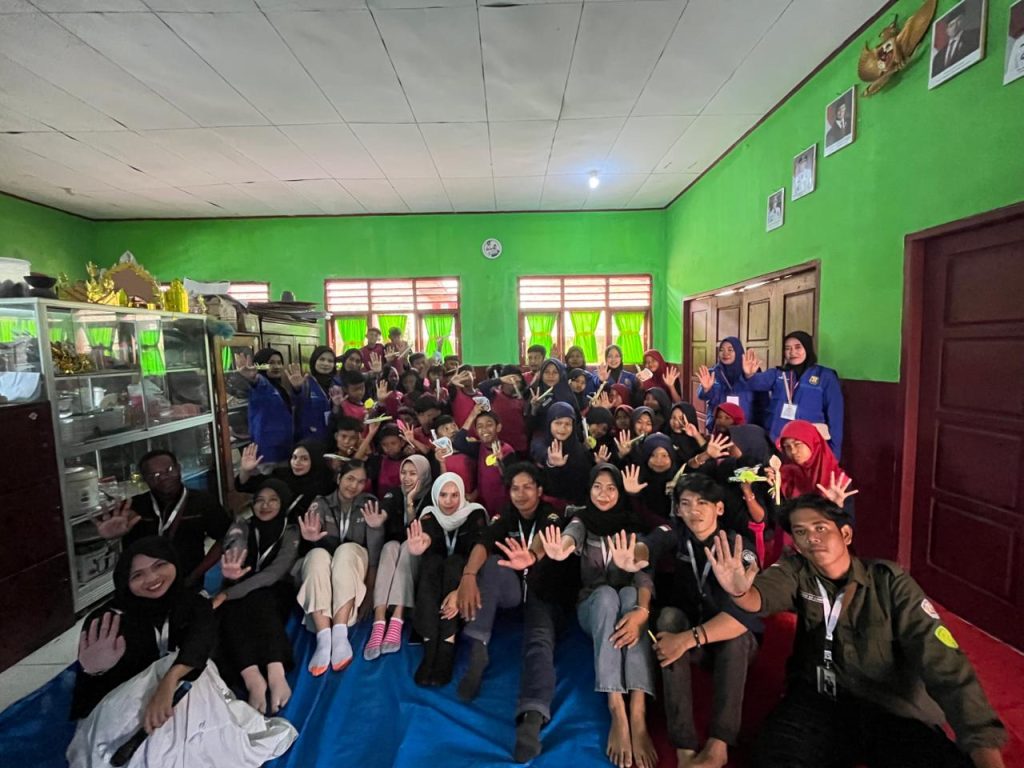 Current image: Mahasiswa KKN Unila Desa Way Lunik 2 sedang memberikan materi penyuluhan interaktif mengenai pencegahan perundungan kepada siswa SDN 1 Way Lunik.